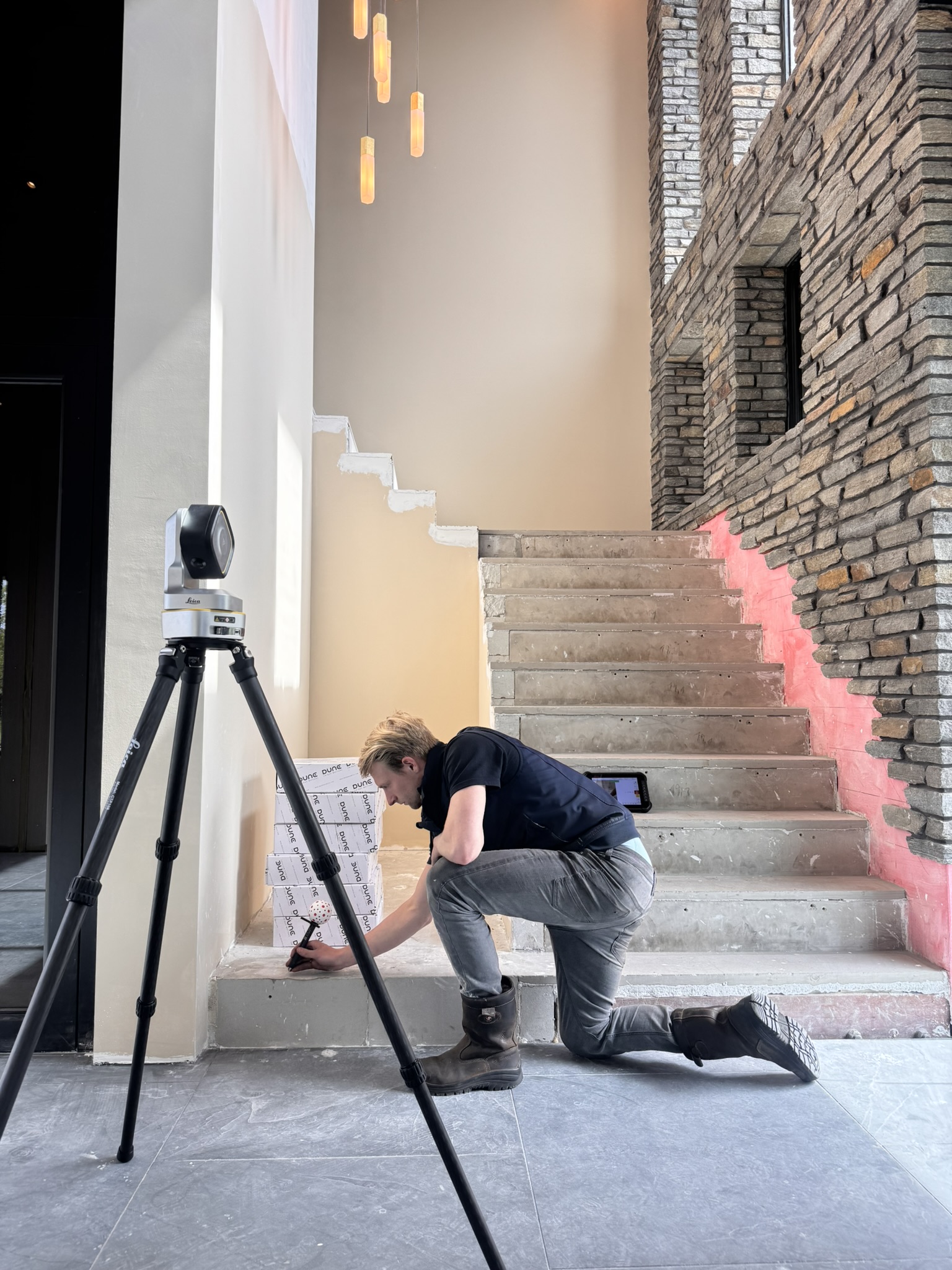Leica iCS50 op statief bij een trapopening tijdens digitale inmeting